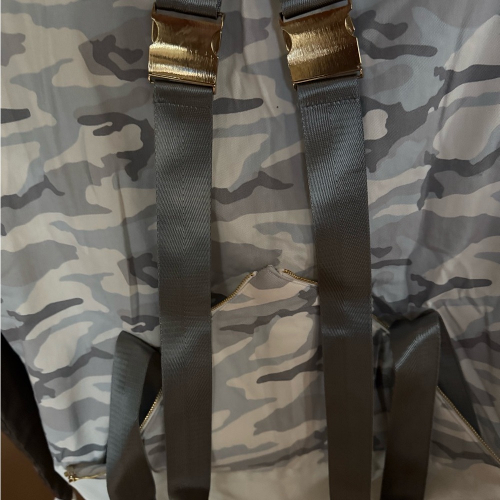 Jason Derulo’s Brand LVL XIII  Camouflage Gray/Cream Performance Jacket/Backpack - Picture 10 of 11